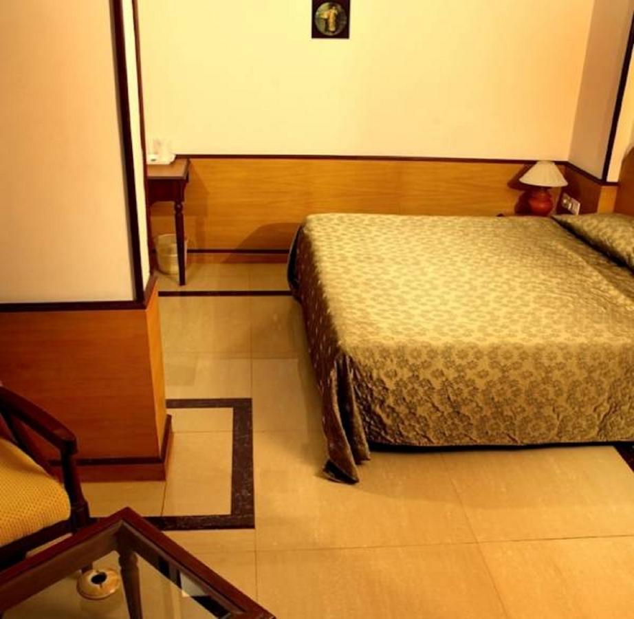The Surya, Cochin Hotel Angamaly Eksteriør billede